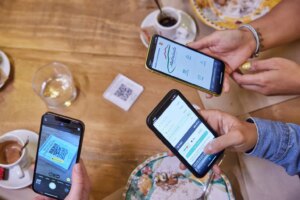 pagar-con-qr-en-restaurante